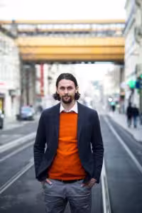 Neven Subotic im Jackett auf einer Straße