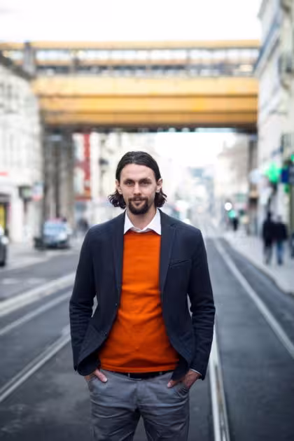 Neven Subotic im Jackett auf einer Straße