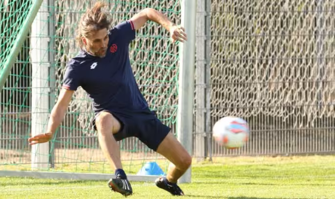 Martin Schmidt schießt auf einem Trainingsplatz einen Ball